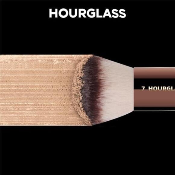 Hourglass Makeup Brush- No.7 Finishing Brush Soft Fiber Hair Portable Powder - Picture 2 of 7